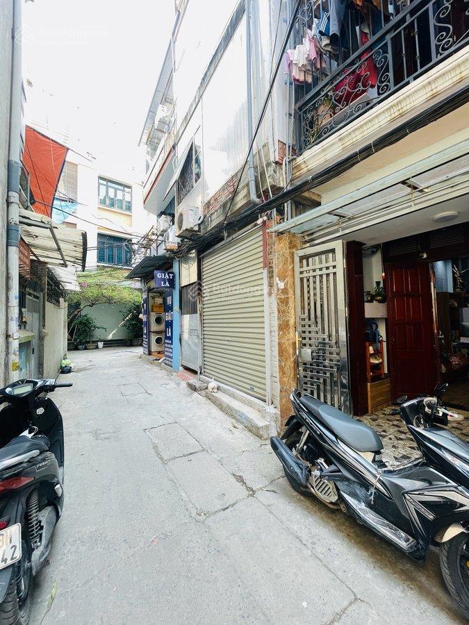 Nhà dân xây chắc chắn , ngõ thông ô tô qua , phố kim giang  kđt đại kim 42m x 4tầng