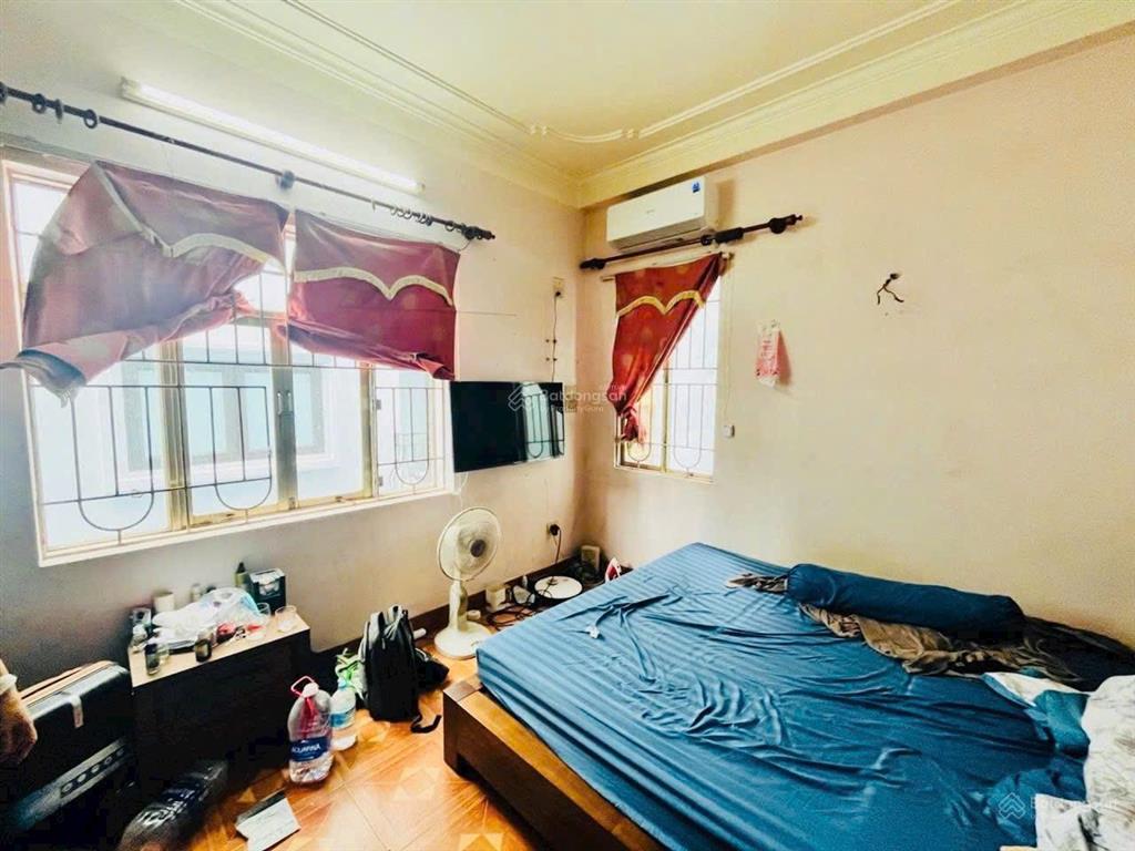 Tầm tiền hiếm khu vực nhà kim giang  hoàng mai 30m x 6 tầng x mt 4,4m  lô góc thoáng sáng