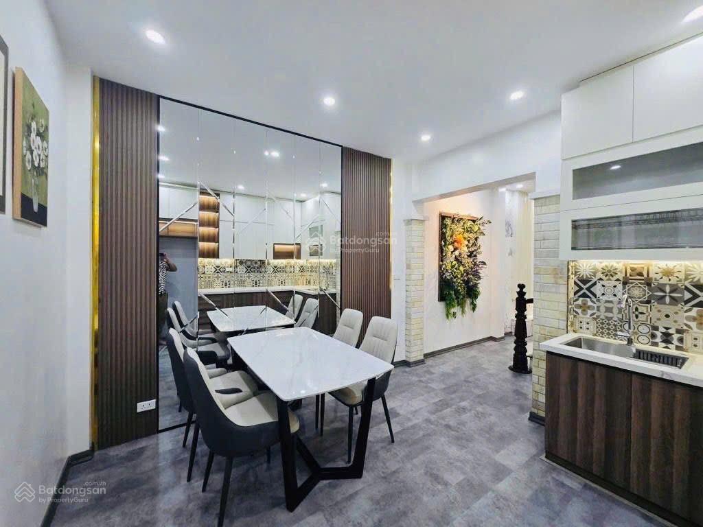 Nhà gần đường cầu giấy 46m2*5 tầng, 11 tỷ, chỉ 50 mét ra phố, đi bộ 3 phút ra công viên cầu giấy