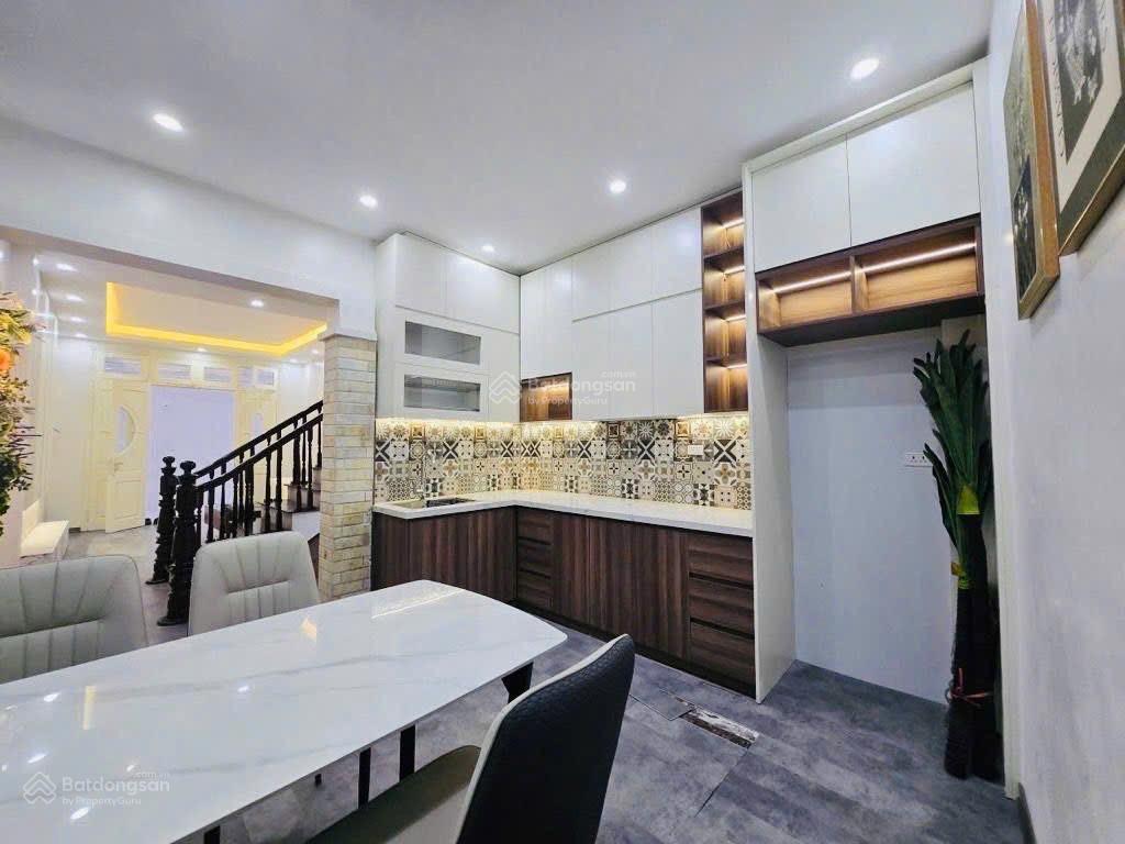 Nhà gần đường cầu giấy 46m2*5 tầng, 11 tỷ, chỉ 50 mét ra phố, đi bộ 3 phút ra công viên cầu giấy