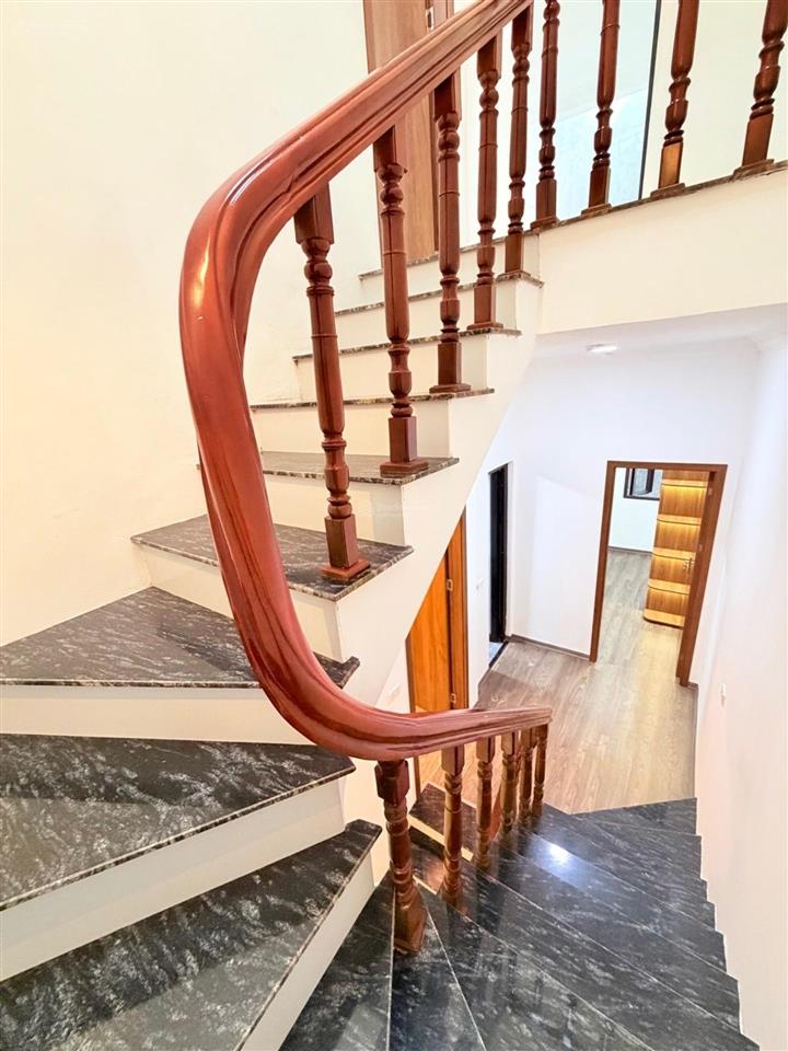 Nhà đường cầu giấy lô góc 3 thoáng 38m2*5 tầng ngõ quận ủy cầu giấy, thông nguyễn khánh toàn 10 tỷ