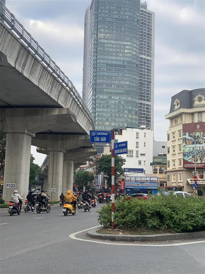 Cầu giấy  nguyễn văn huyên  gần phố  diện tích rộng  nhà thoáng, nhỉnh 10 tỷ nhà ngay trung tâm