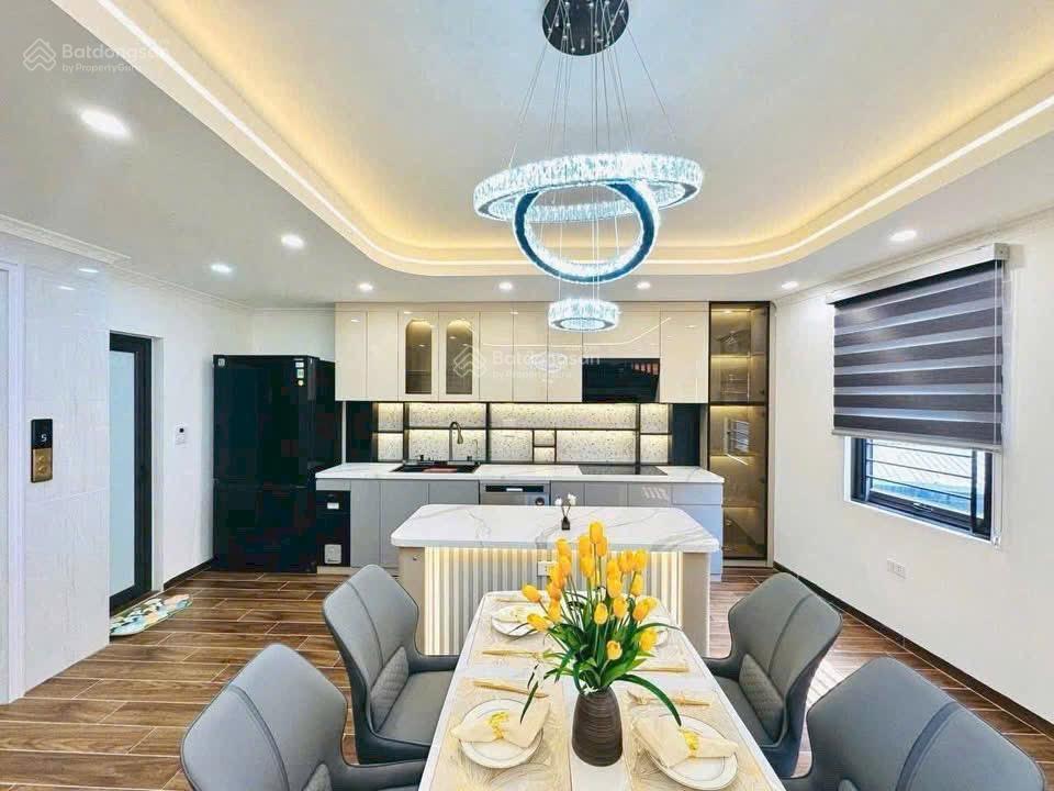 Cầu giấy  nguyễn văn huyên  gần phố  diện tích rộng  nhà thoáng, nhỉnh 10 tỷ nhà ngay trung tâm