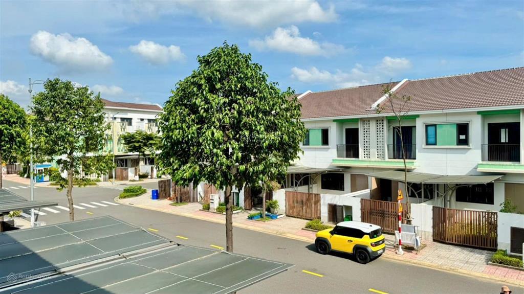 Nhà phố 2 tầng view công viên sổ hồng sẳn