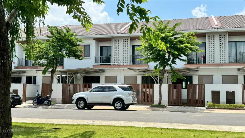 Nhà phố 2 tầng view công viên sổ hồng sẳn