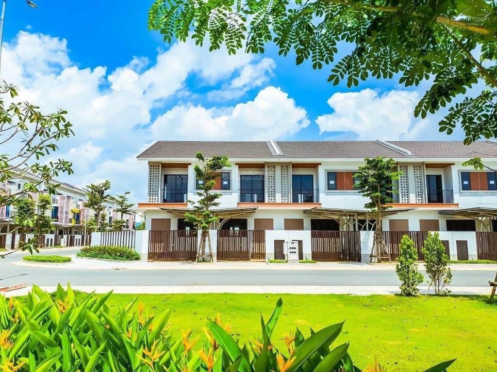 Nhà phố 2 tầng view công viên sổ hồng sẳn