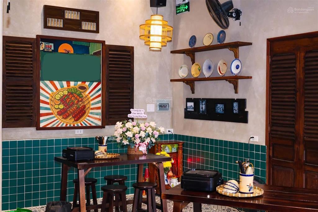 Sang nhượng quán ăn 15x8 mặt tiền út tịch  tân bình, mặt bằng 40tr không tăng giá trong 5 năm