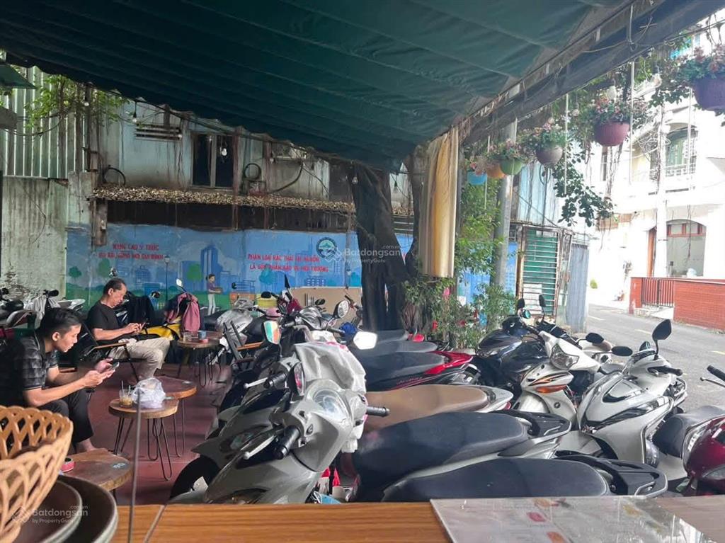 Sang quán cafe căn góc 9x30 trần nhật duật  quận 1, quán mở 9 năm có lượng khách ổn định
