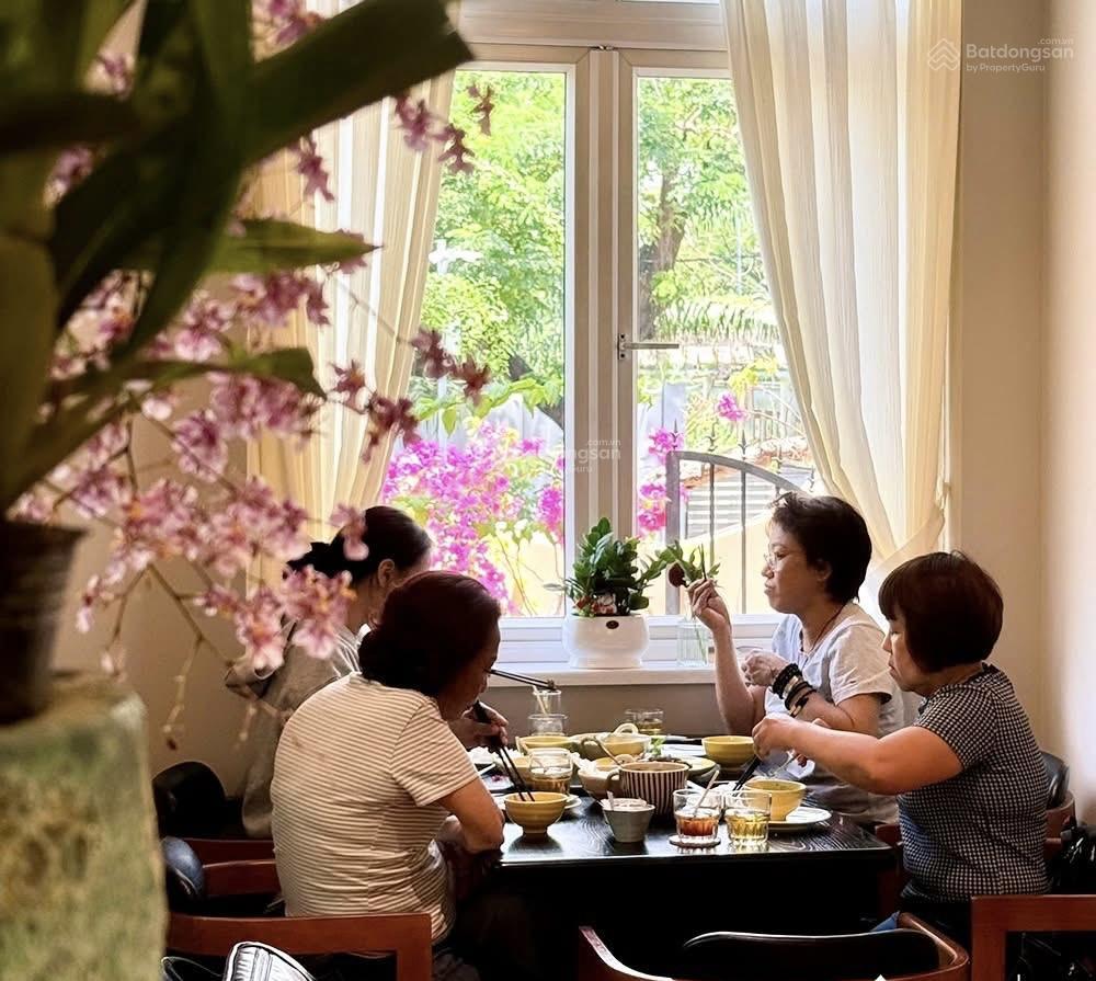 Sang nhượng nhà hàng cao cấp 10x18 căn góc khu đô thị phú mỹ hưng  quận 7, đậu ôtô cả ngày