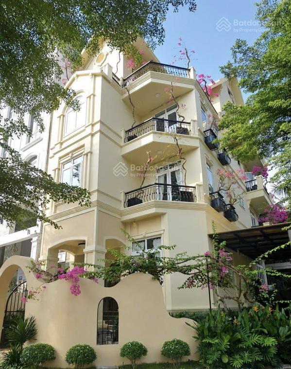 Sang nhượng nhà hàng cao cấp 10x18 căn góc khu đô thị phú mỹ hưng  quận 7, đậu ôtô cả ngày