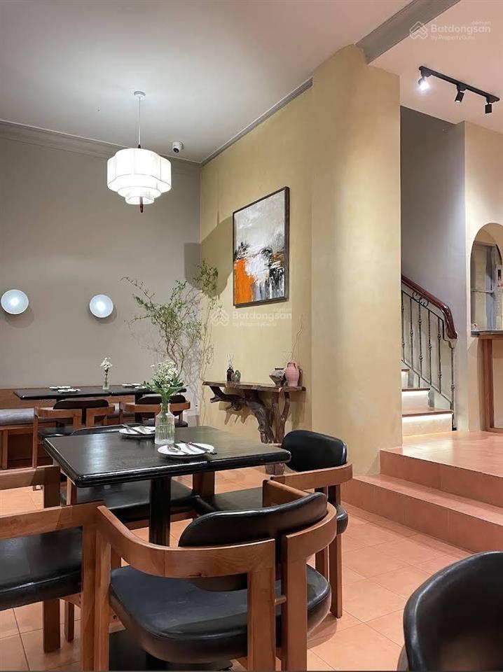 Sang nhượng nhà hàng cao cấp 10x18 căn góc khu đô thị phú mỹ hưng  quận 7, đậu ôtô cả ngày