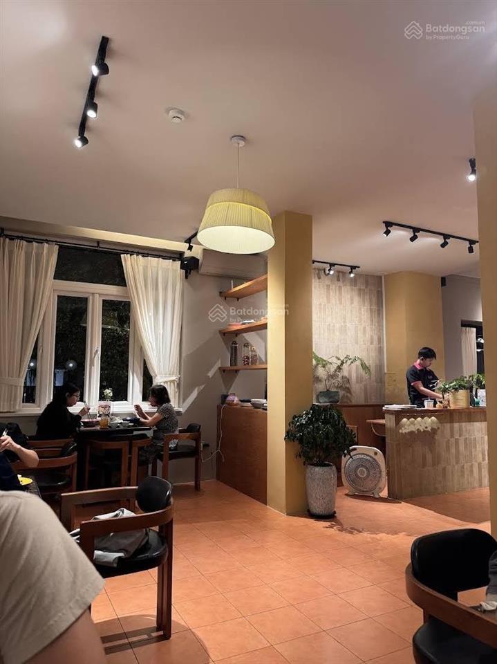 Sang nhượng nhà hàng cao cấp 10x18 căn góc khu đô thị phú mỹ hưng  quận 7, đậu ôtô cả ngày