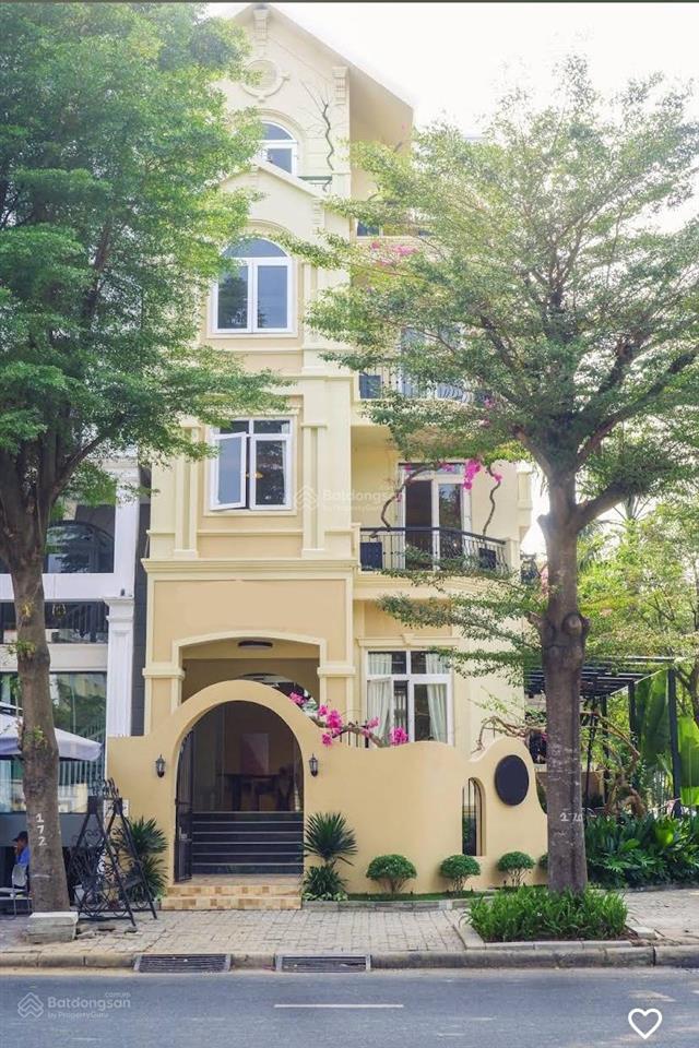 Sang nhượng nhà hàng cao cấp 10x18 căn góc khu đô thị phú mỹ hưng  quận 7, đậu ôtô cả ngày