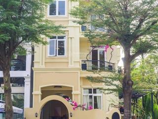Sang nhượng nhà hàng cao cấp 10x18 căn góc khu đô thị phú mỹ hưng  quận 7, đậu ôtô cả ngày