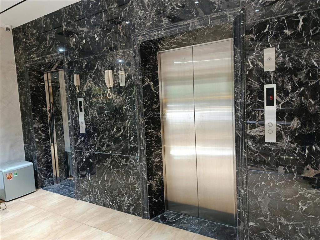 Cho thuê nhà mặt phố dịch vọng hậu  cầu giấy  280m2  lô góc   0396 835 ***