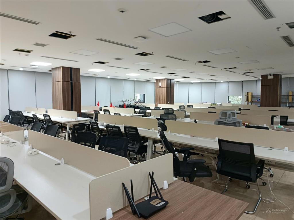 Cho thuê nhà mặt phố dịch vọng hậu  cầu giấy  280m2  lô góc   0396 835 ***