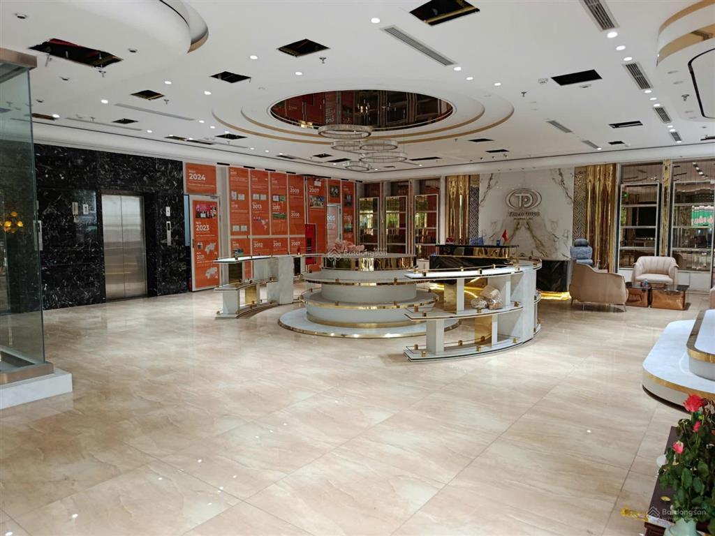Cho thuê nhà mặt phố thời trang cầu giấy  140m2  mt 6.5m   0396 835 ***