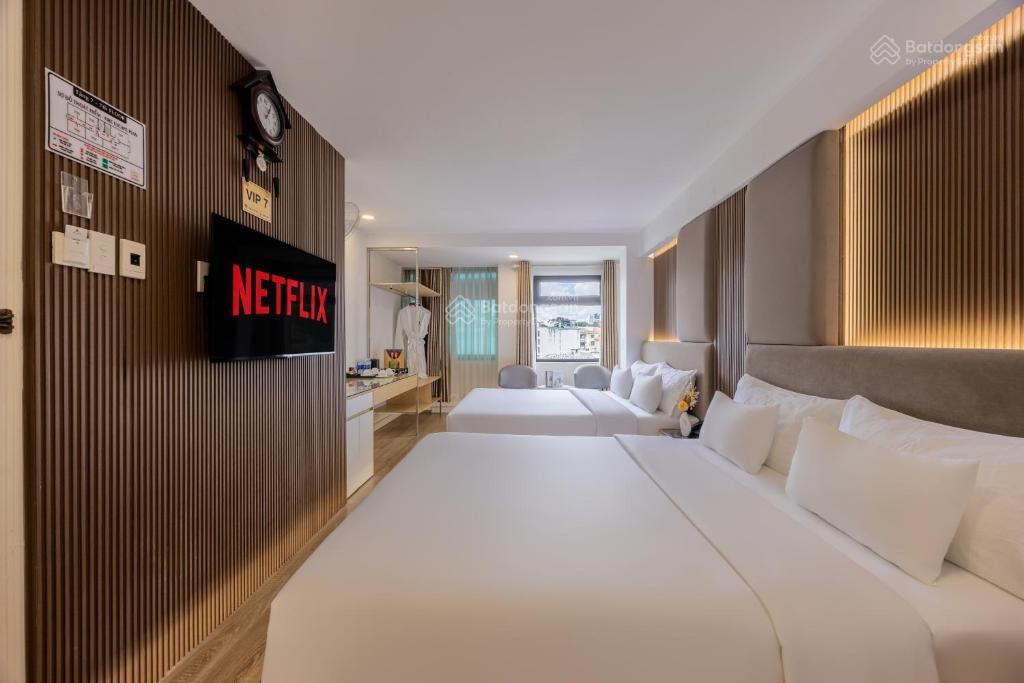 Khách sạn 2 mặt tiền ngay chợ bến thành 1 hầm 10 tầng  52 phòng  hợp đồng thuê 500tr/tháng!