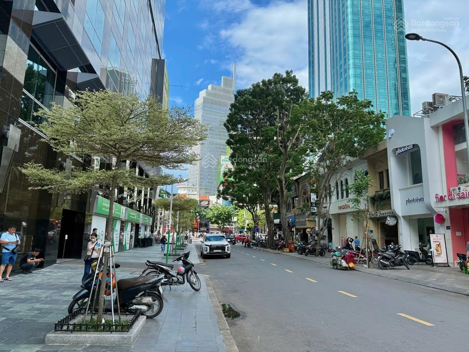 Hot! chuyển nhượng kín tòa nhà 11 tầng hiện đại  mặt tiền hồ tùng mậu ngang 17m dài 20m, 330m đất!