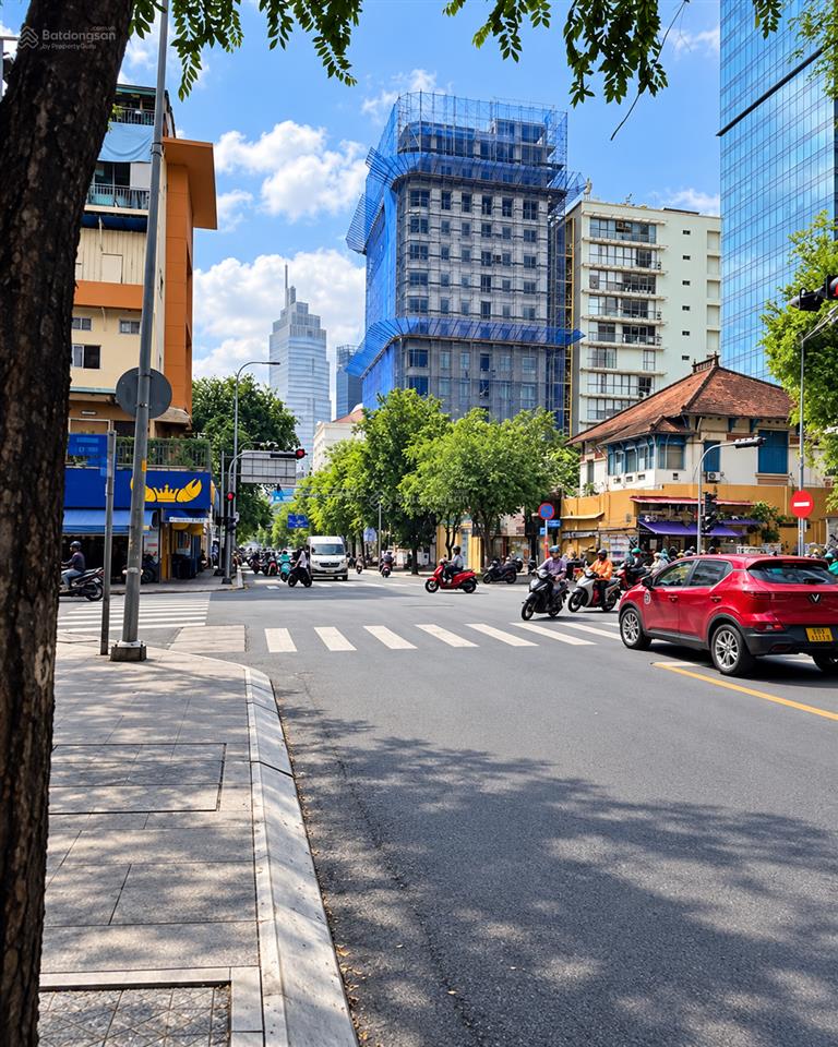 Chuyển nhượng khách sạn 5 sao 111 hai bà trưng64 lê thánh tôn118 phòng2 hầm 18 tầng9623 m2 sàn!