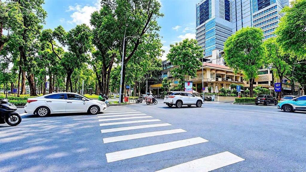 Cho thuê 107 pasteur, p. sài gòn  885,8m2 đất  3.181m2 sàn, ngang 22m  750tr/th  dinh độc lập