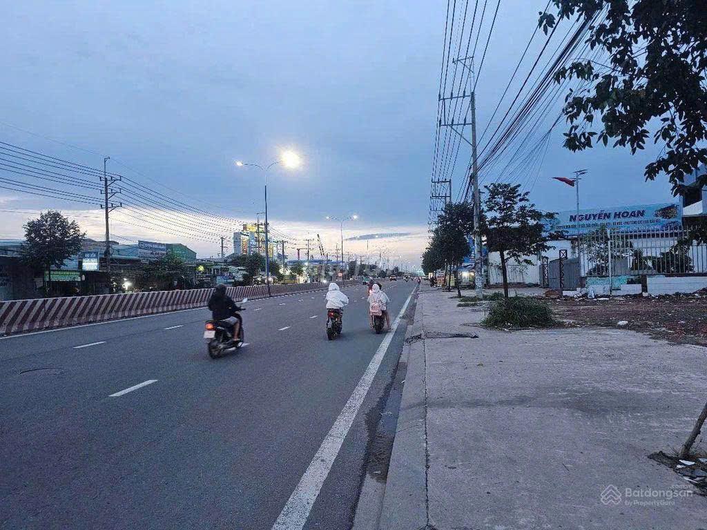 Ngộp bank cần bán khuôn đất làm kho xưởng mt đường đt743 24,5x102m giá 56 tỷ thiện chí thương lượng