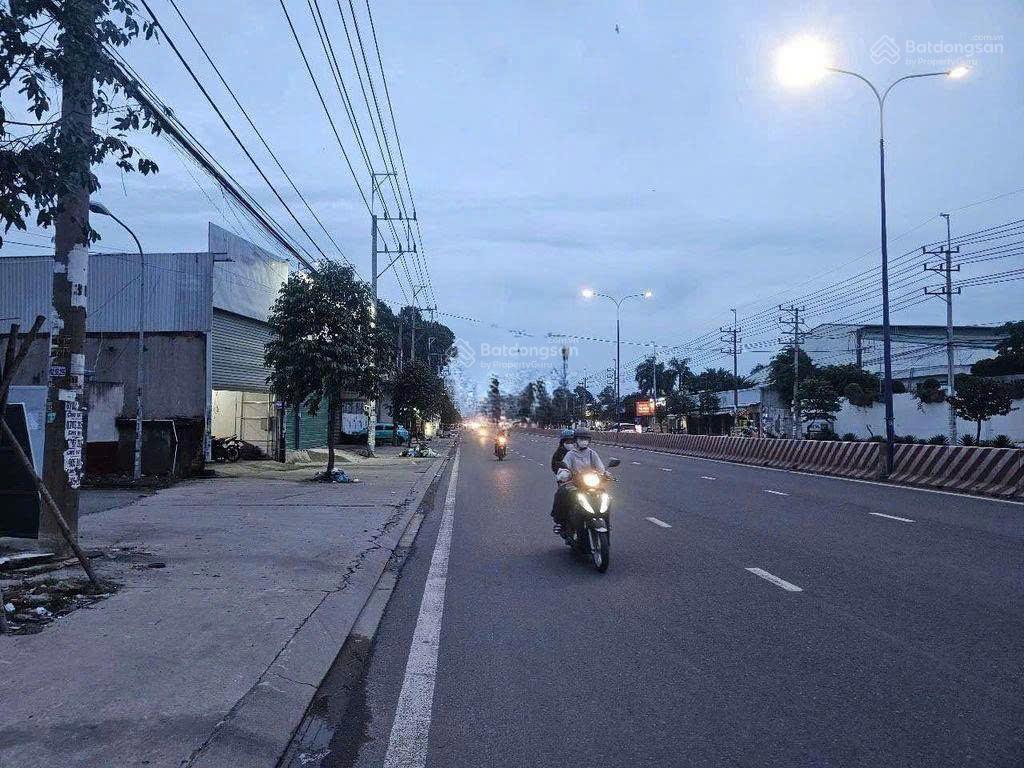 Ngộp bank cần bán khuôn đất nhà kho, xưởng mt đg đt743  25x102  giá 56 tỷ thương lượng mạnh