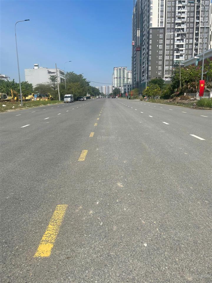 Bán khuôn đất mt đường nguyễn văn kỉnh. dt 7x19m  xây 1 hầm 5 tầng  giá chỉ 18 tỷ. đã có sổ