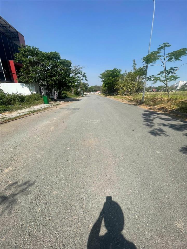Bán khuôn đất mt đường nguyễn văn kỉnh. dt 7x19m  xây 1 hầm 5 tầng  giá chỉ 18 tỷ. đã có sổ