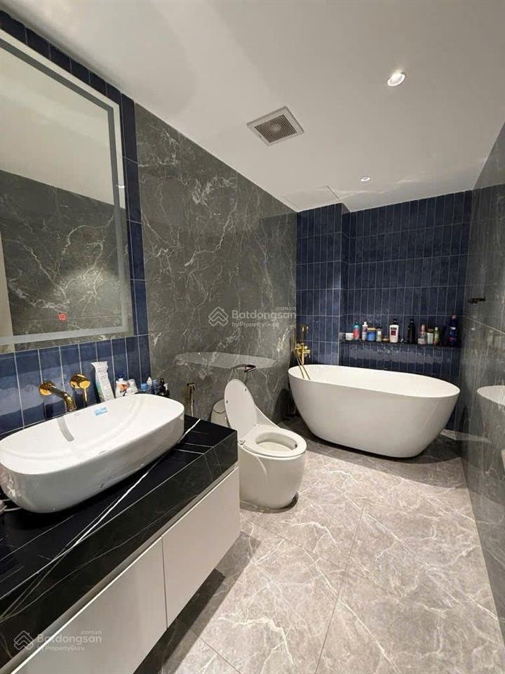 Khó khăn trong giai đoạn hiện tại nên bán căn nhà 1h+7t  7x19m đường an dương vương, q5. giá 38 tỷ