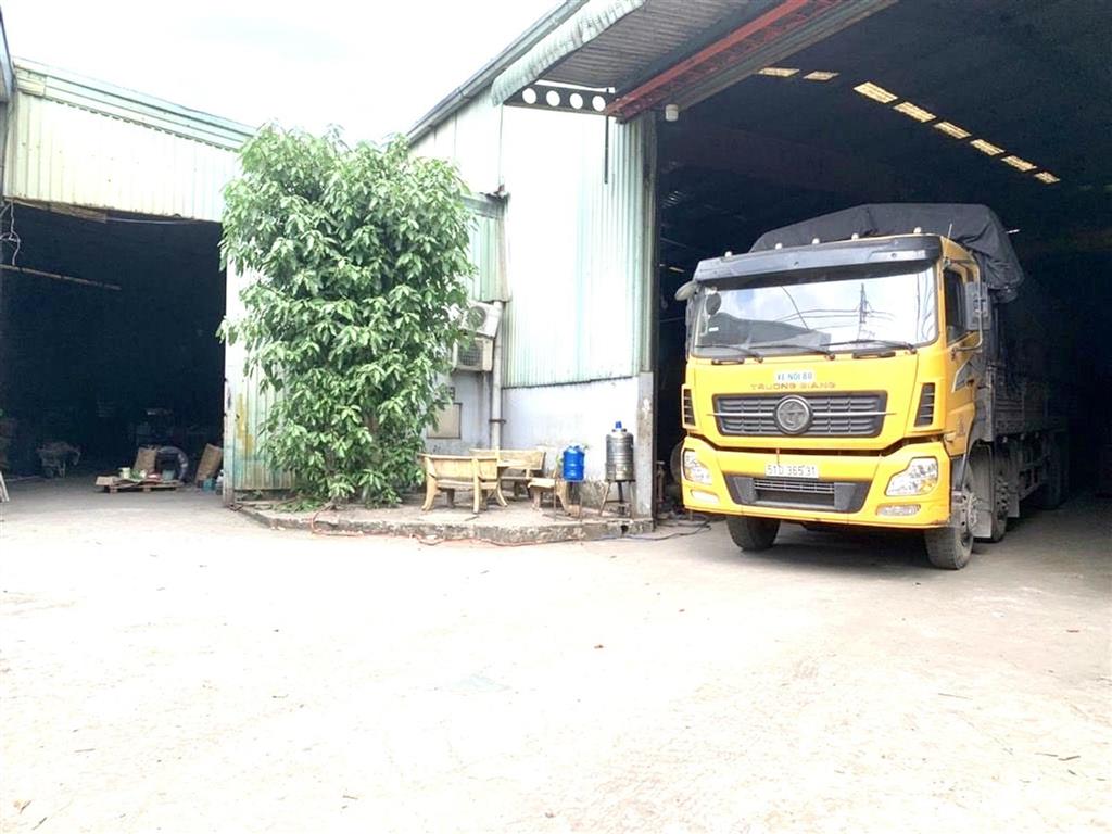 Nhà xưởng mặt tiền  dt 1800m  có 3 cụm vp  gồm 2 xương  ngang lớn 40m  rẻ nhất khu vực