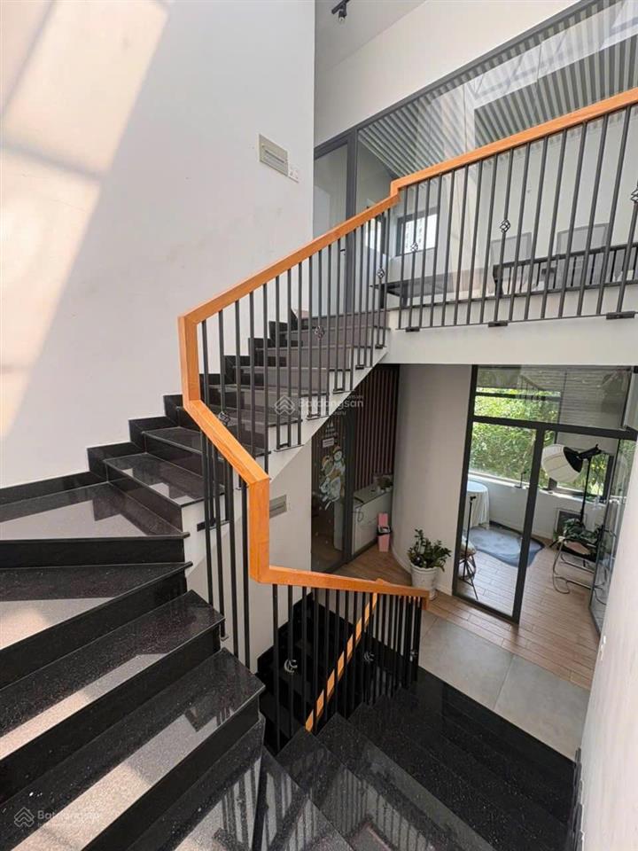 Cho thuê tòa văn phòng liên phường gần đỗ xuân hợp 10x20m 3l5pn.  0901 193 ***