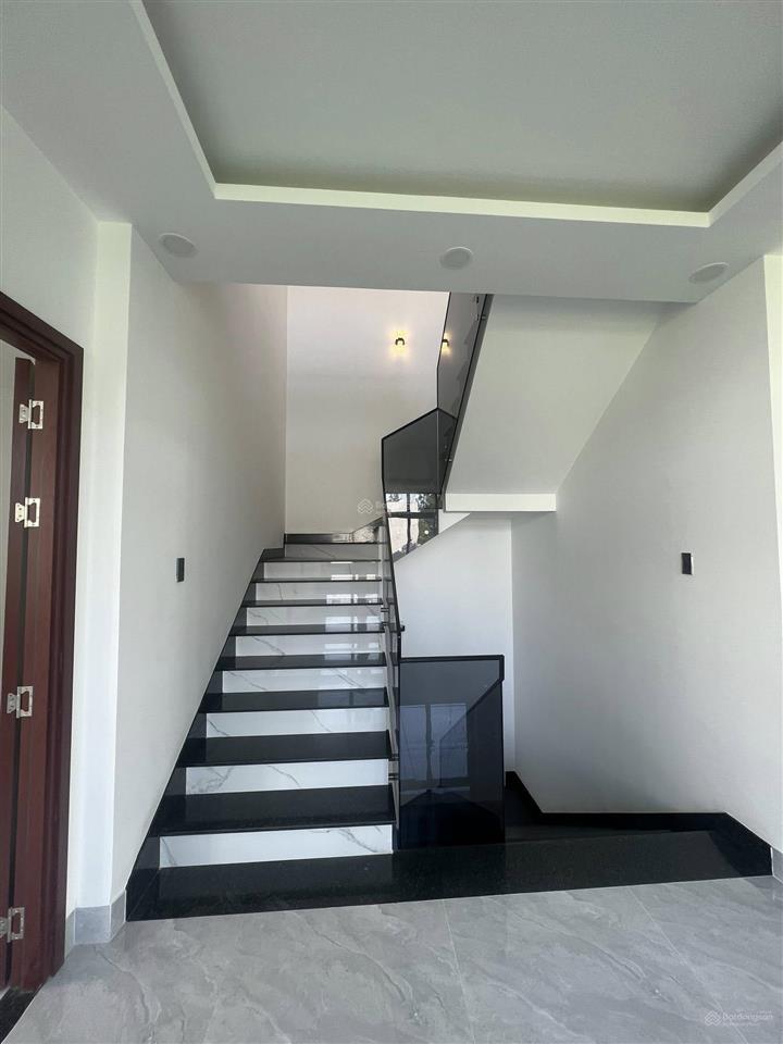 Cho thuê biệt thự 230m2 2l4pn gần phạm văn đồng, kha vạn cân.  0901 193 ***