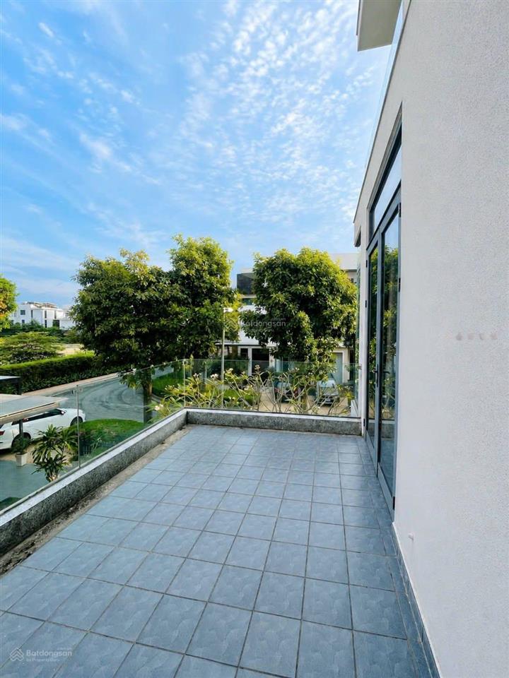Cho thuê biệt thự lucasta 28tr gần liên phường, bưng ông thoàn 240m2.  0901 193 ***
