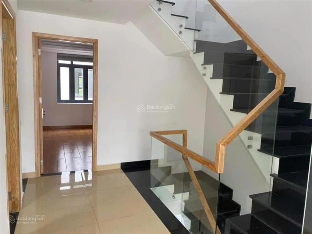 Cho thuê nhà mặt tiền gần liên phường, đỗ xuân hợp 5x18m 3l4pn sân thượng.  0901 193 ***