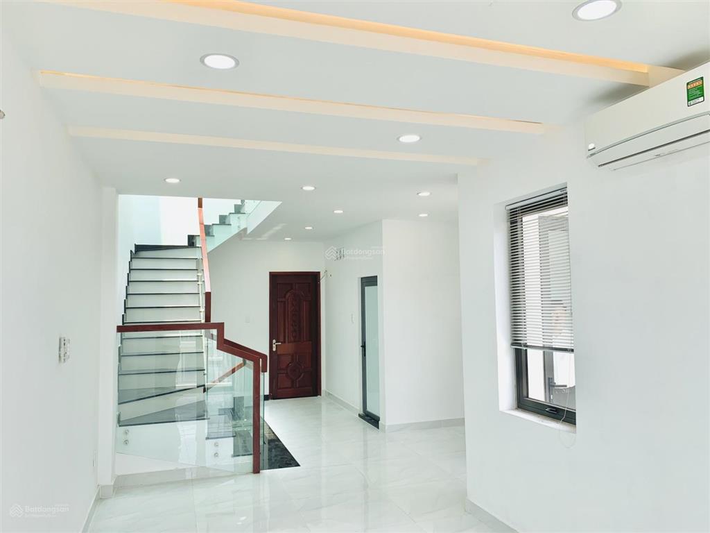 Cho thuê nhà mặt tiền gần liên phường, đỗ xuân hợp 17tr 100m2 3l4pn sân thượng.  0901 193 ***