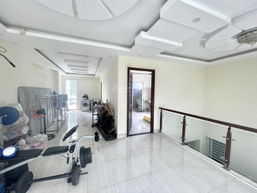 Siêu biệt thự cmt8  425m2(17x30)  5 tầng  hẻm 10m thông tứ tung  hiện đang cho thuê 170 triệu