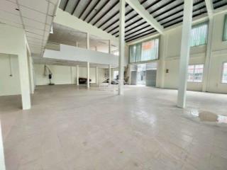 Cho thuê nhà kho 400m2  giá 30 triệu  đường tôn đản  sẵn điện nước