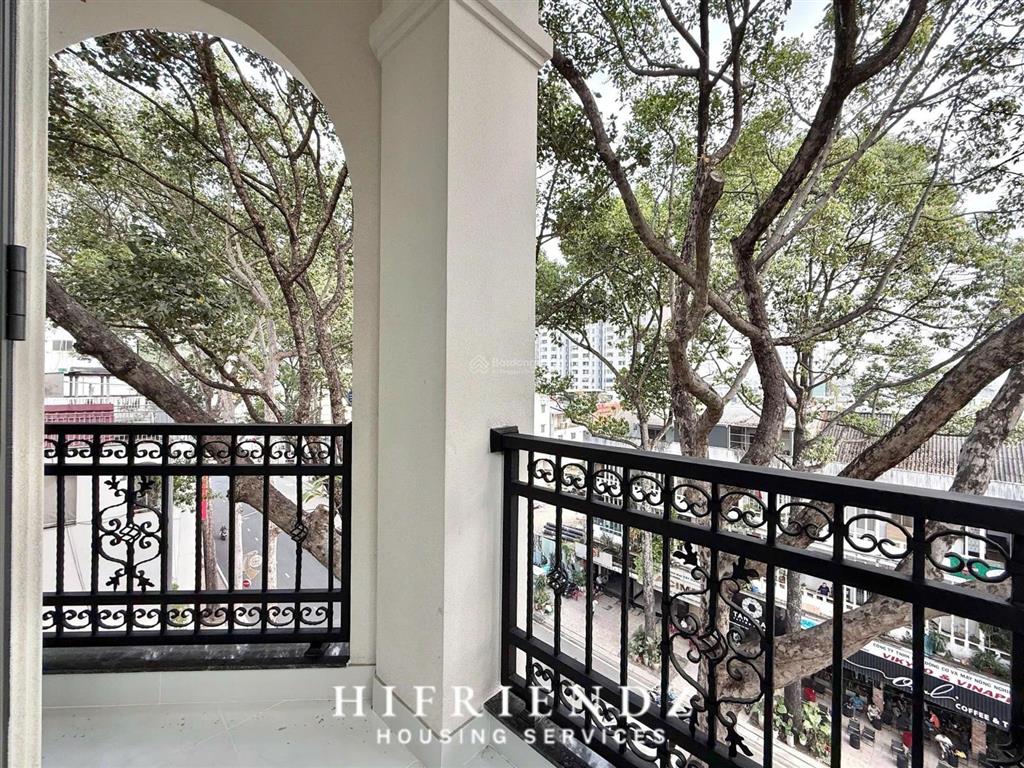 Căn hộ chung cư có ban công nội thất mới chưa qua sử dụng! nằm ngay mặt tiền trần hưng đạo quận 5