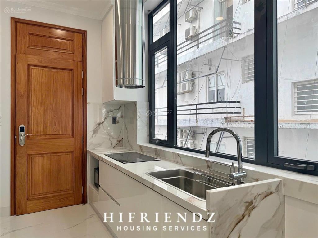 Căn hộ chung cư có ban công nội thất mới chưa qua sử dụng! nằm ngay mặt tiền trần hưng đạo quận 5