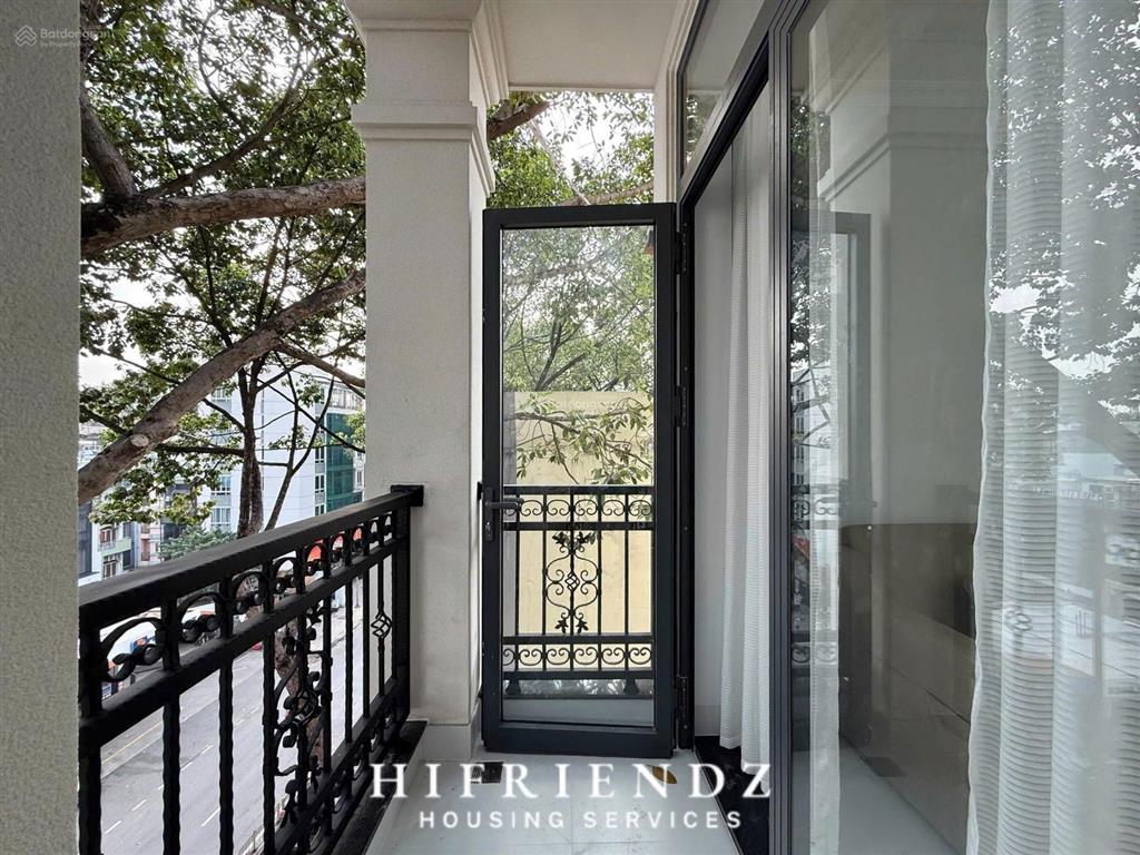 Căn hộ chung cư có ban công nội thất mới chưa qua sử dụng! nằm ngay mặt tiền trần hưng đạo quận 5