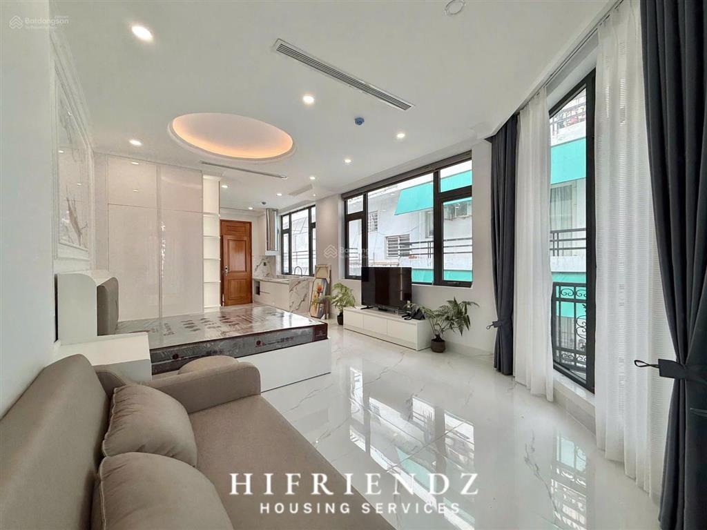 Căn hộ chung cư có ban công nội thất mới chưa qua sử dụng! nằm ngay mặt tiền trần hưng đạo quận 5