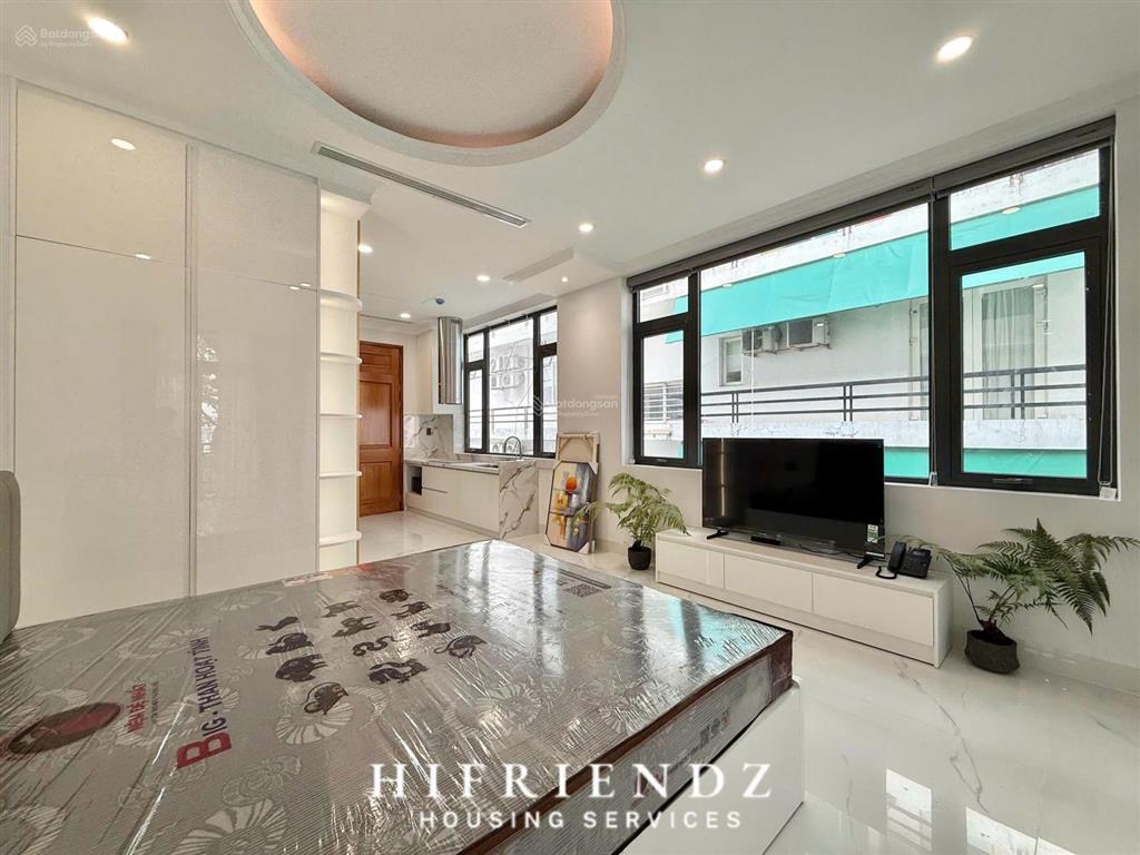 Căn hộ chung cư có ban công nội thất mới chưa qua sử dụng! nằm ngay mặt tiền trần hưng đạo quận 5