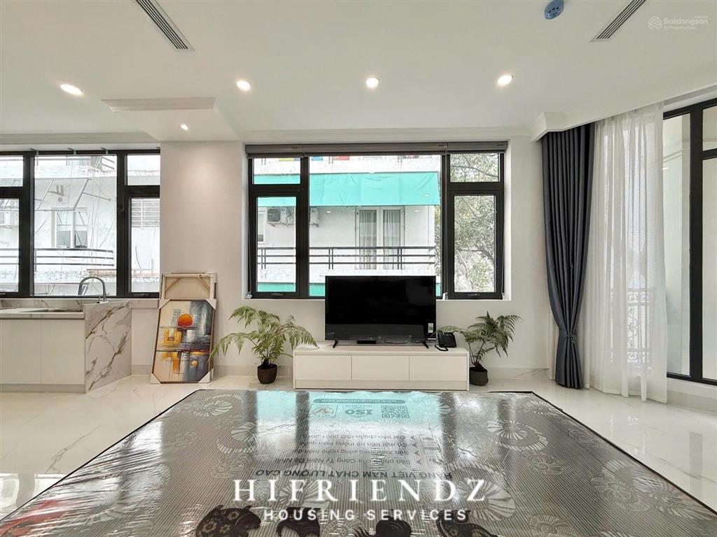 Căn hộ chung cư có ban công nội thất mới chưa qua sử dụng! nằm ngay mặt tiền trần hưng đạo quận 5