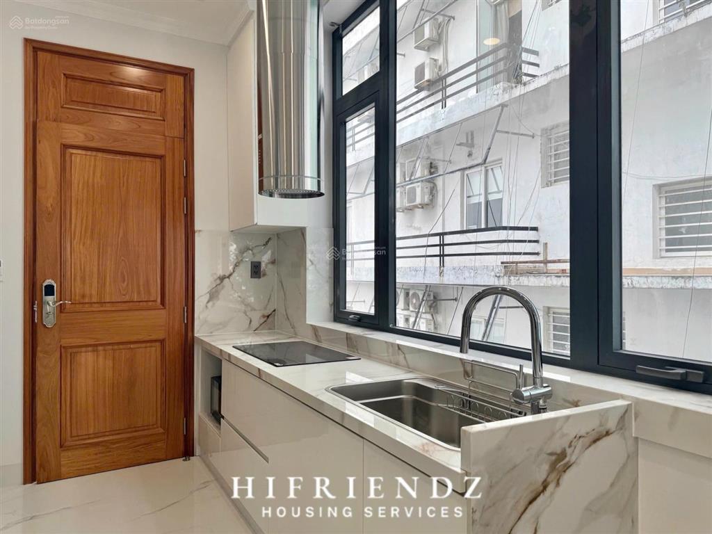 Căn hộ chung cư 40m2 có ban công cửa sổ thoáng nội thất hiện đại ngay mặt tiền trần hưng đạo quận 5