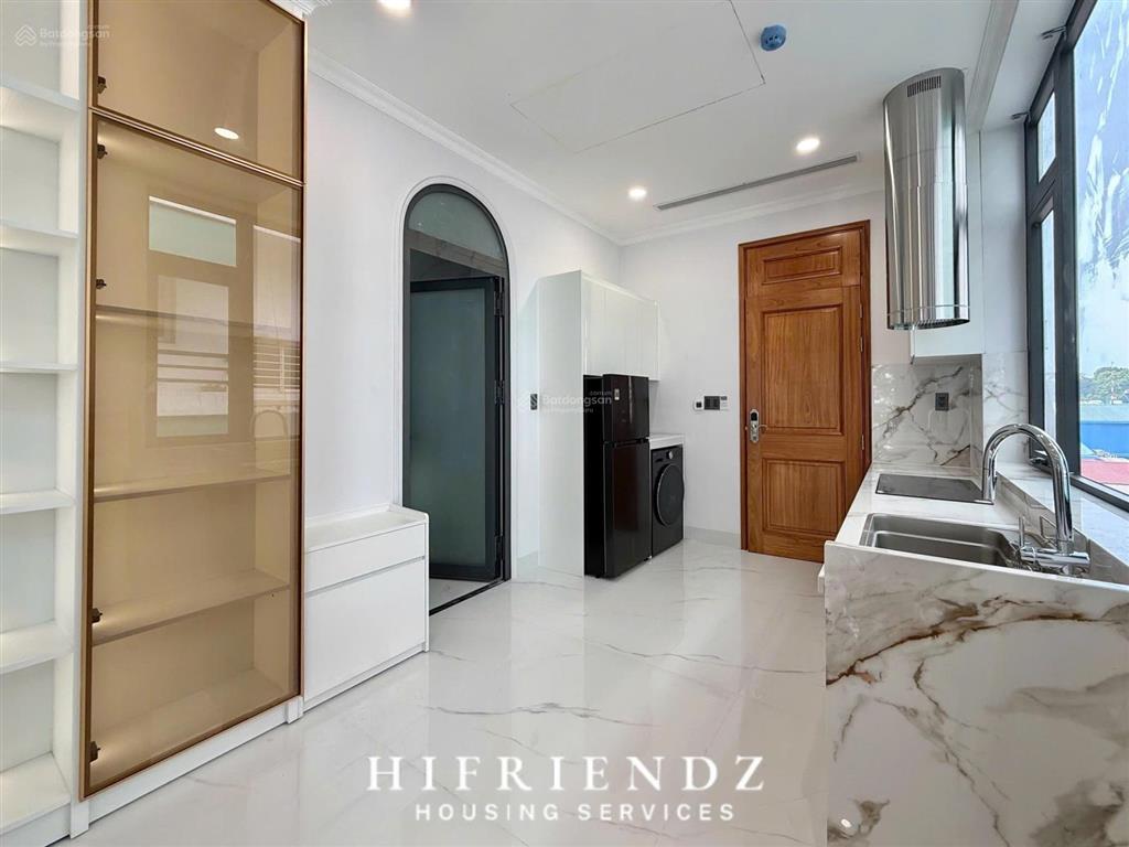 Căn hộ chung cư 40m2 có ban công cửa sổ thoáng nội thất hiện đại ngay mặt tiền trần hưng đạo quận 5