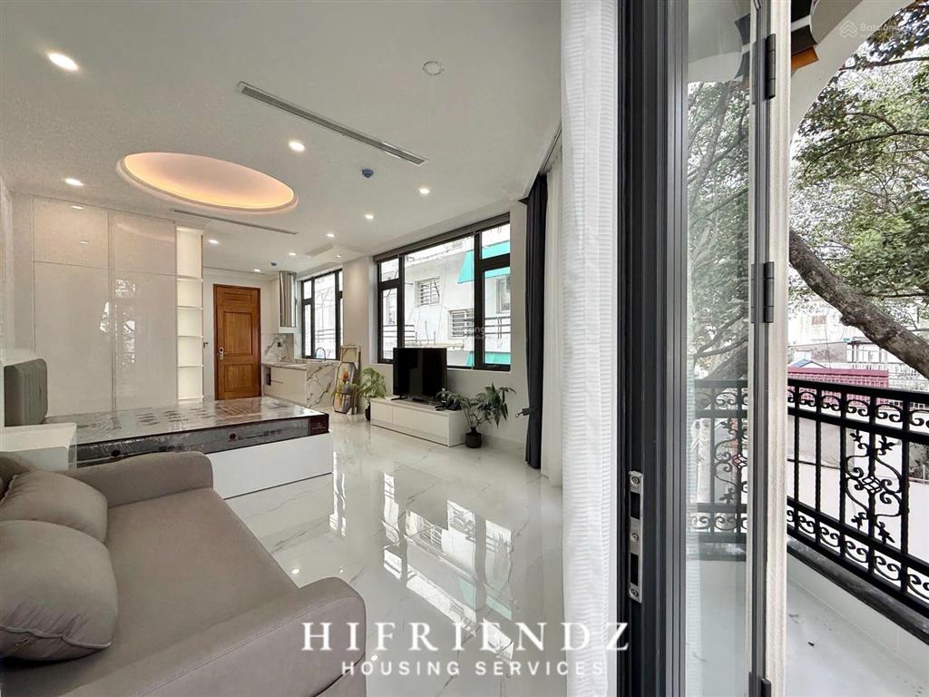 Căn hộ chung cư 40m2 có ban công cửa sổ thoáng nội thất hiện đại ngay mặt tiền trần hưng đạo quận 5