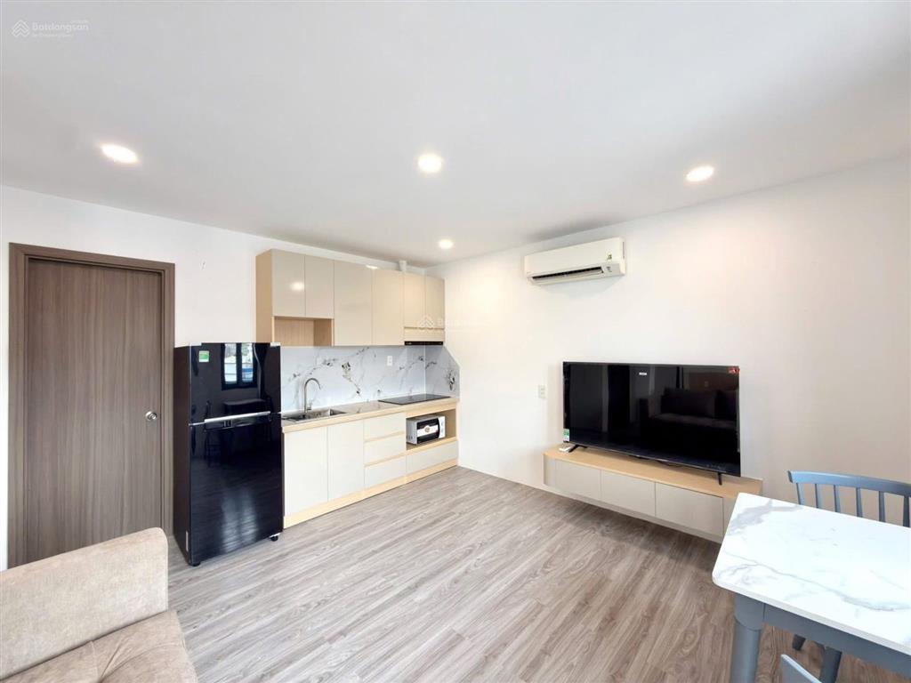 Căn hộ chung cư 50m2 có ban công cửa sổ thoáng  thang máy mới ngay gần ngã 6 cộng hoà quận 5