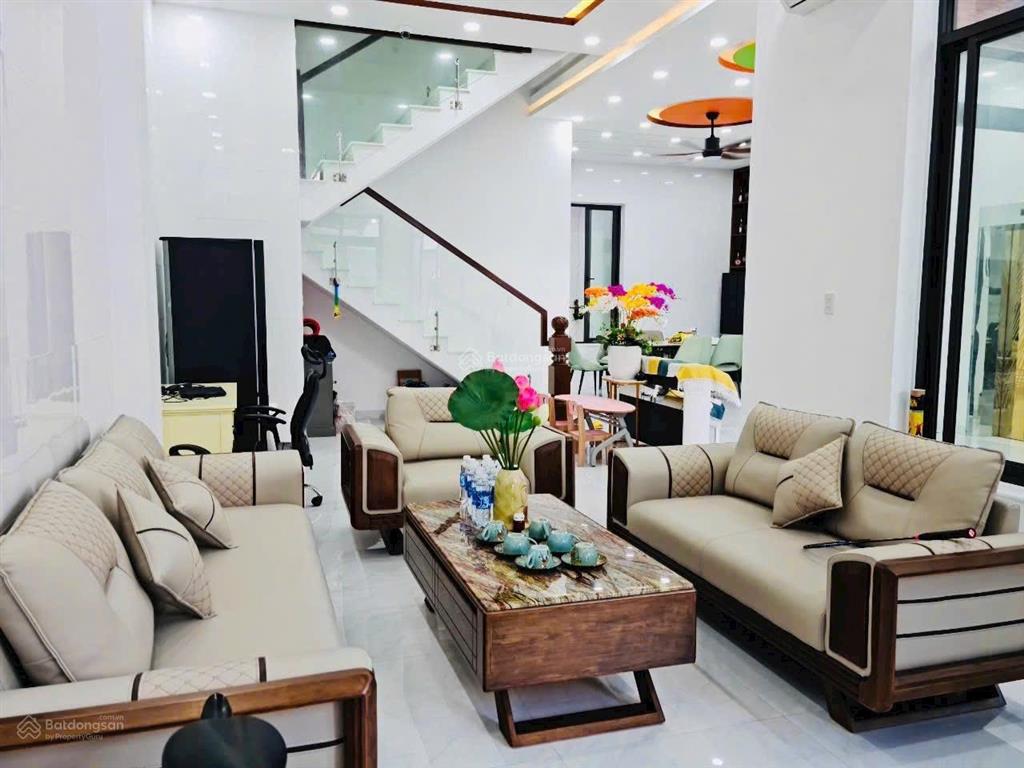 Biệt thự đường lê chân  nha trang
 diện tích đất 180m2. có bể bơi