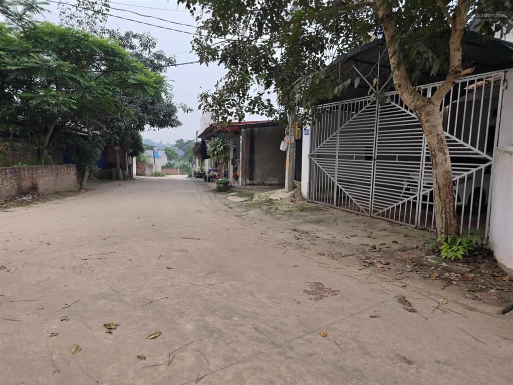 Bán 1 lô, tặng 1 lô + tặng nhà đẹp
trục kinh doanh, đường rộng. ô tô quay đầu trước đất.